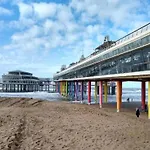 Modern Harbor-View Apartment In Scheveningen